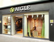 Aigle d�barque sur l'avenue des Champs-Elys�es